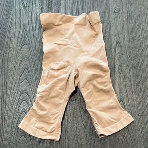 NWOT SKIMS Sculpting Above the Knee Shorts - Size S/M